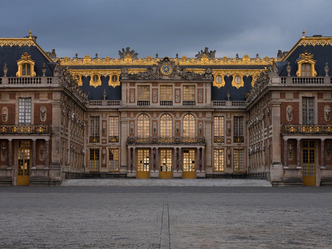 The grand entrance to the palace of Versailles