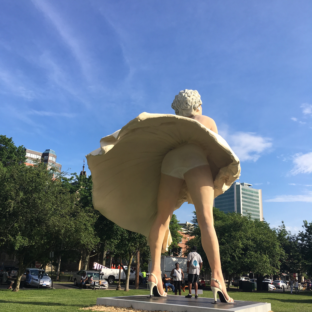 Back of the Marilyn Monroe statue