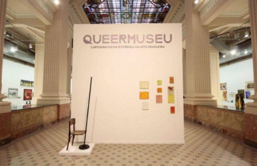 a big placard in the middle of museum that reads queermuseu