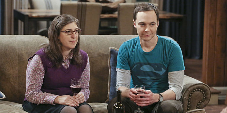 Sheldon Cooper and Amy Farrah Fowler in a scene of The Big Bang Theory. 