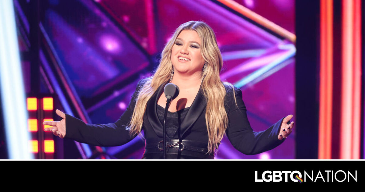 Kelly Clarkson Helped A Gay Couple Get Married During Her Show Gaytourismtravel 9556